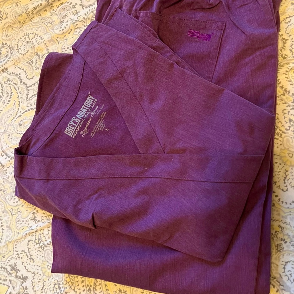 Greys anatomy signature line scrubs GREAT condition